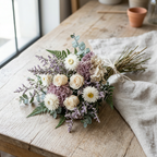 Imagen generada de inspiración: ramo preservado pequeño lavanda y marfil, sin vaso